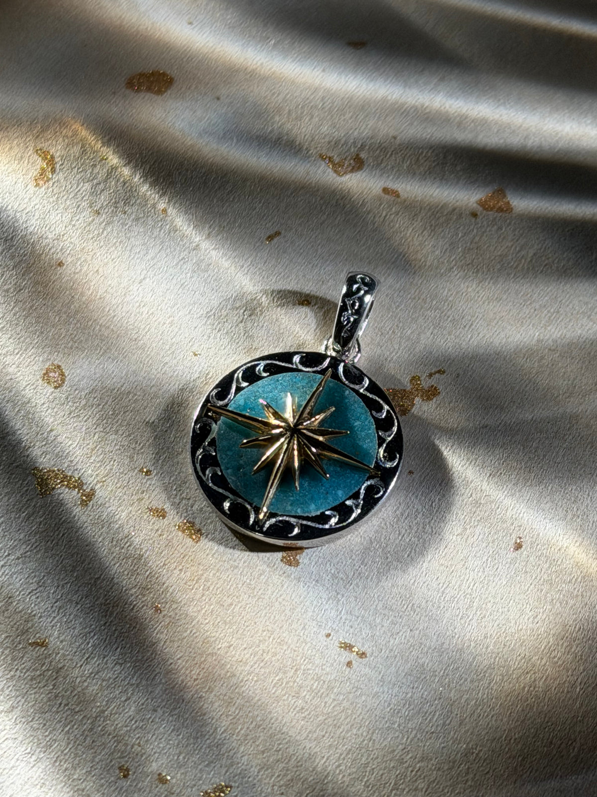 鎏金日耀之墜｜Kingman Turquoise Sun Symbol and Arabesque 24K Gold Plated Pendant