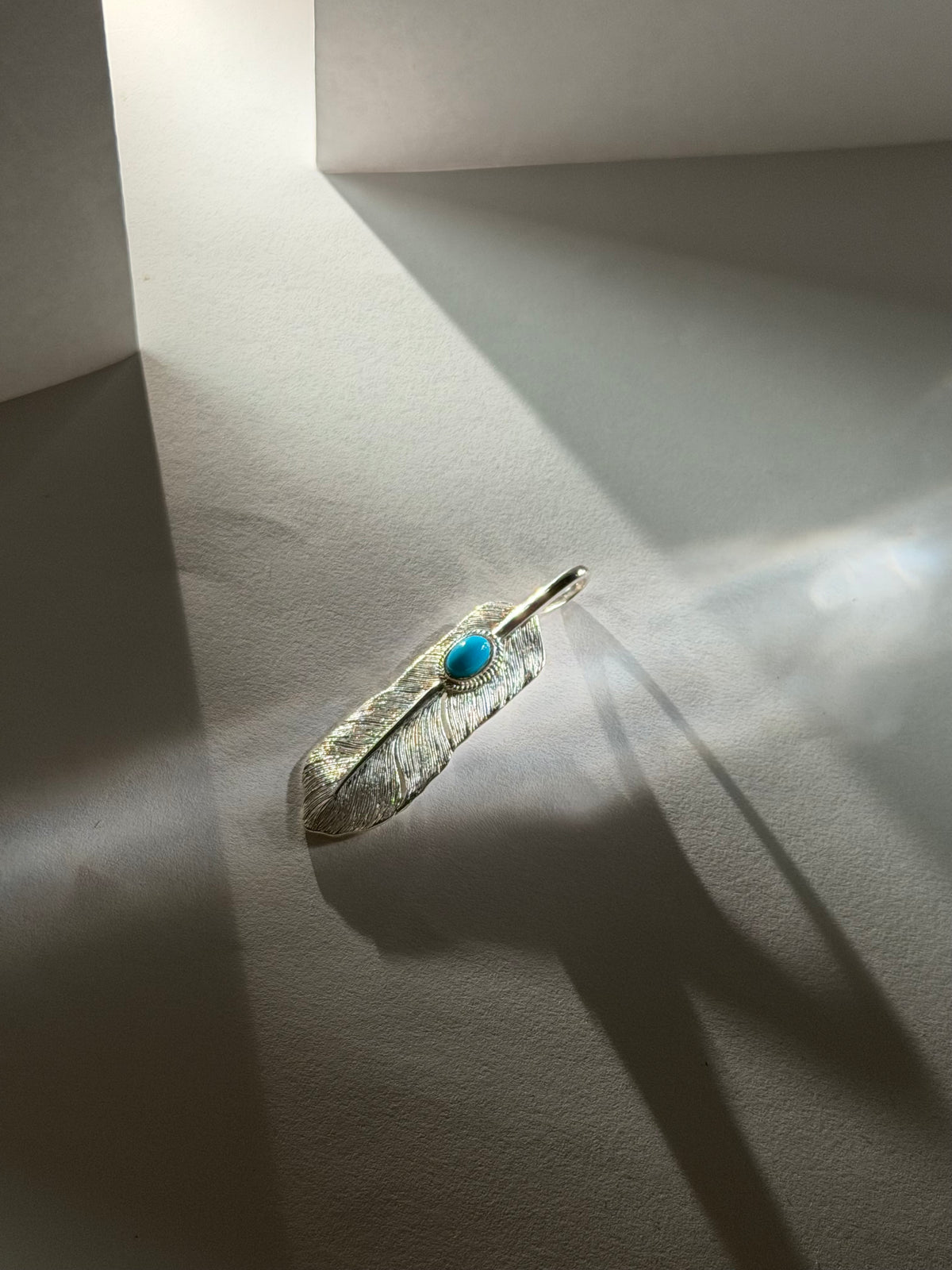 睡美人聖羽之墜｜Feather Natural Silver Color Sleeping Beauty Turquoise Left Facing Pendant, Medium