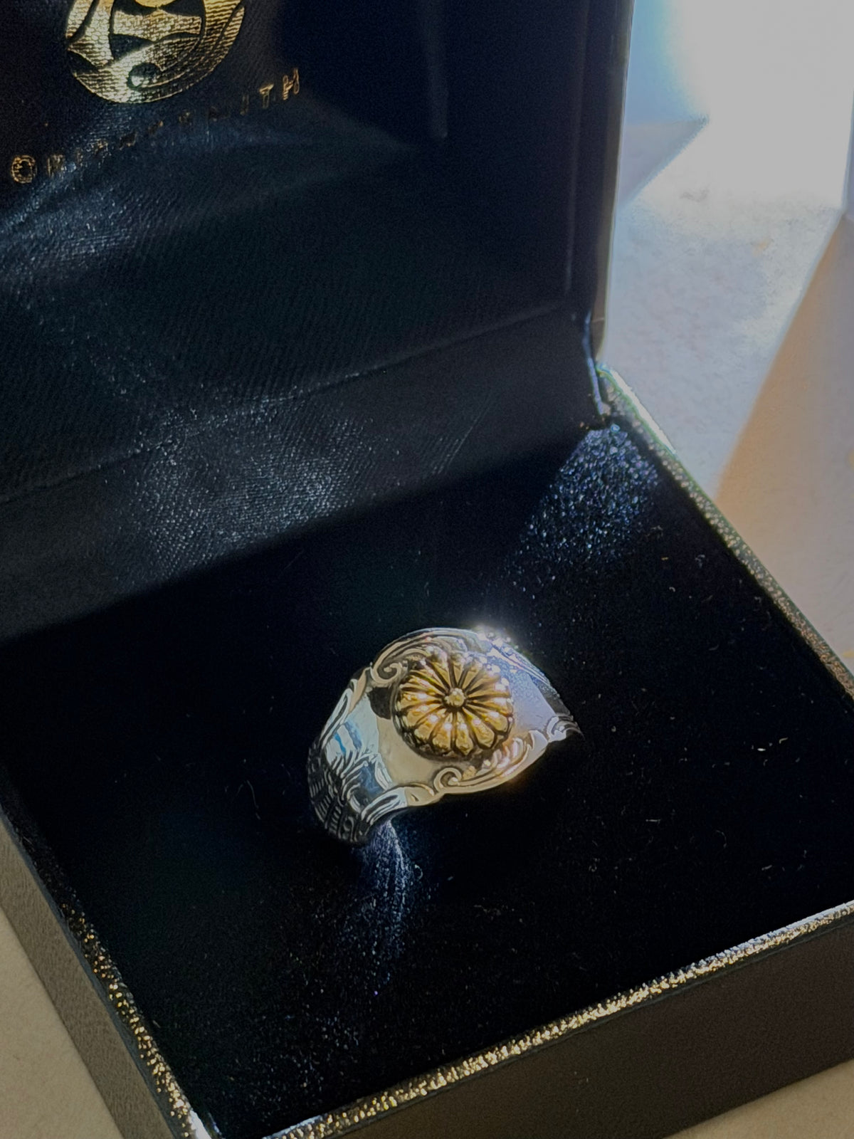 御菊・月白銀章戒
｜“ Chrysanthemum ” spoon ring / silver925 × brass(手工訂製款)