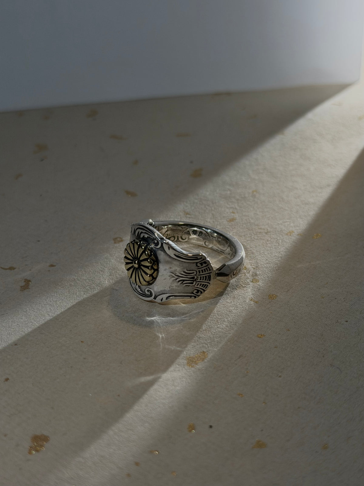 御菊・月白銀章戒
｜“ Chrysanthemum ” spoon ring / silver925 × brass(手工訂製款)