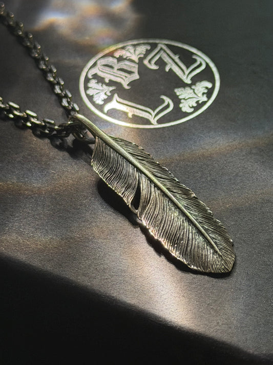 聖羽之墜｜Feather Right Facing Pendant, Medium