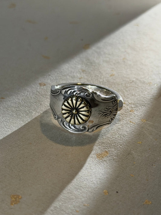 御菊・月白銀章戒
｜“ Chrysanthemum ” spoon ring / silver925 × brass(手工訂製款)
