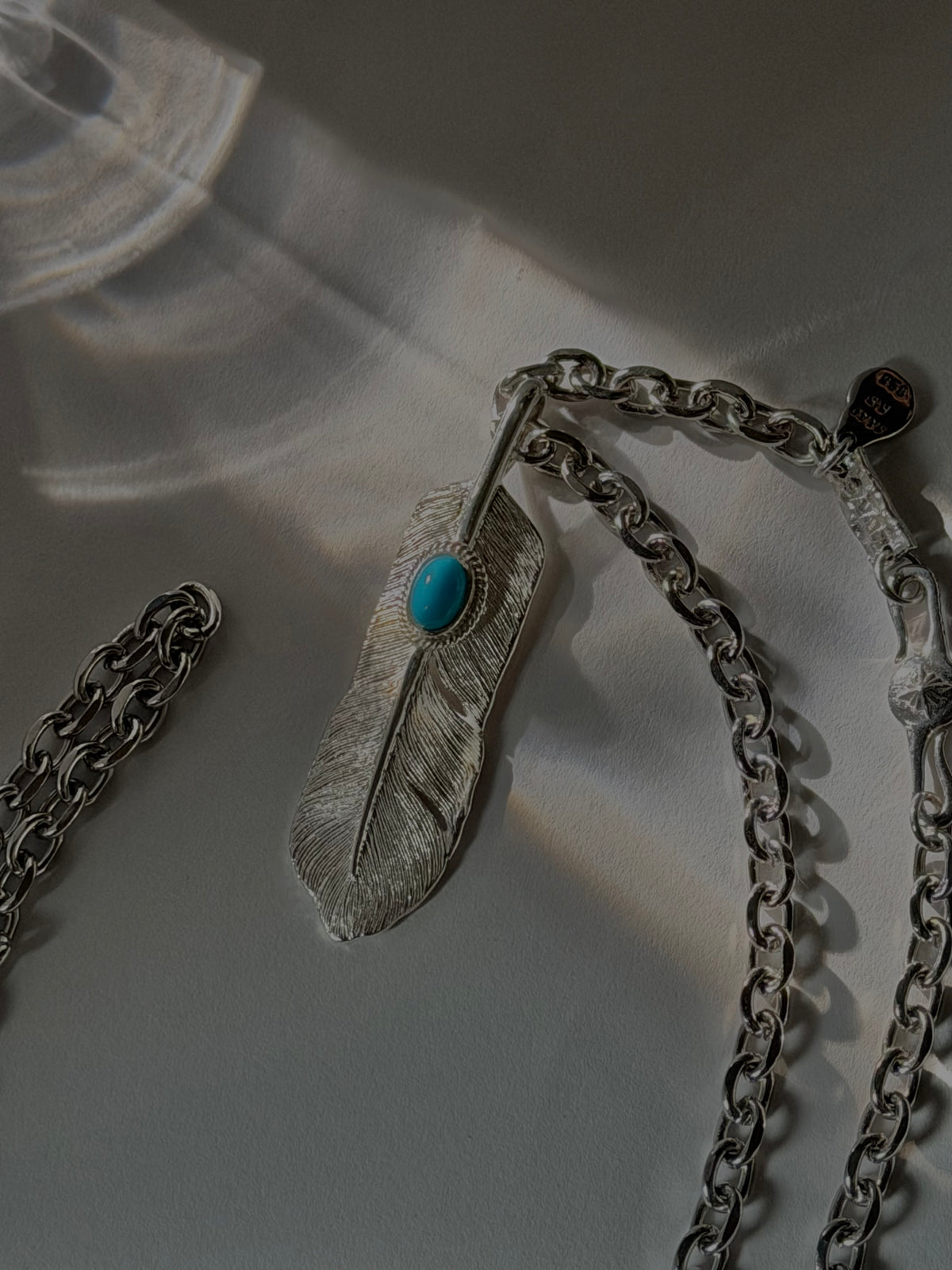 睡美人聖羽之墜｜Feather Natural Silver Color Sleeping Beauty Turquoise Left Facing Pendant, Medium
