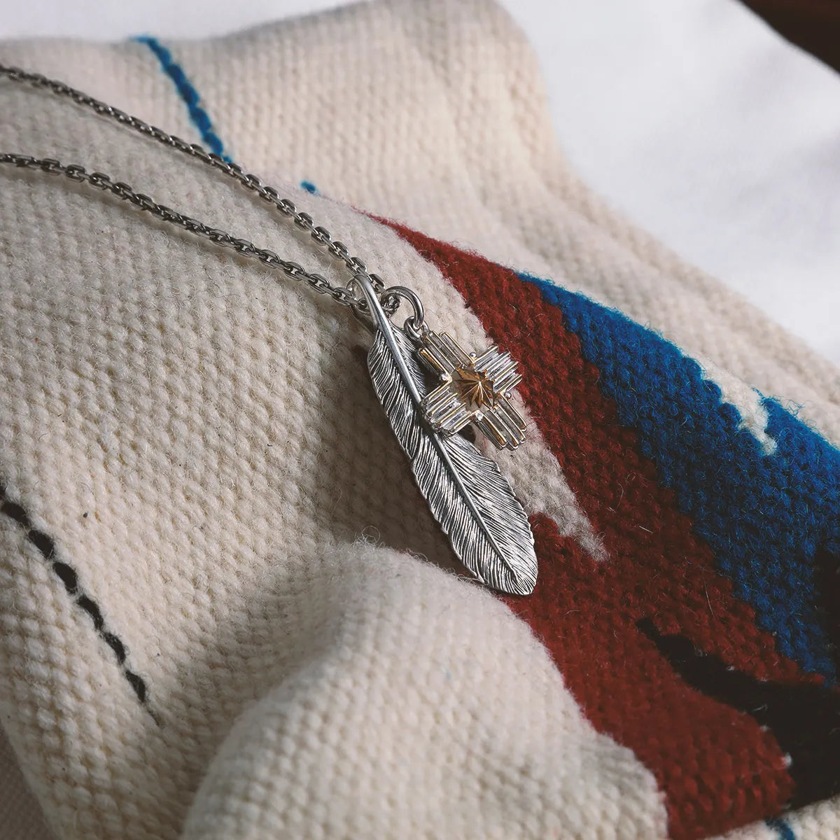 聖羽之墜｜Feather Right Facing Pendant, Medium